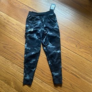Boys small under armour black camouflage joggers  sweatpants
